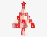 Et sæt af 24 små stofposer arrangeret som et juletræ, hvor hver pose har et forskelligt rødt, hvidt eller ternet mønster og er nummereret fra 1 til 24 med hvidt eller rødt tryk. Poserne lukkes foroven og kan fyldes med små gaver eller godter. Nummer 24-posen er placeret øverst som en stjernetop, og poserne er lavet af en blanding af ensfarvet, stribet og prikket stof.