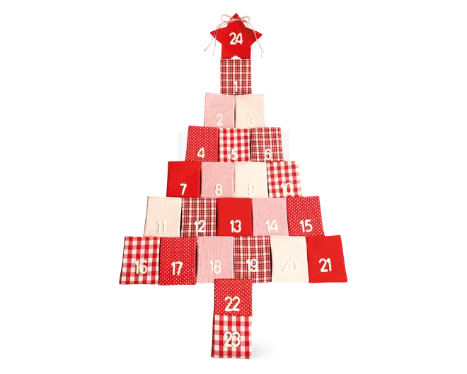 Et sæt af 24 små stofposer arrangeret som et juletræ, hvor hver pose har et forskelligt rødt, hvidt eller ternet mønster og er nummereret fra 1 til 24 med hvidt eller rødt tryk. Poserne lukkes foroven og kan fyldes med små gaver eller godter. Nummer 24-posen er placeret øverst som en stjernetop, og poserne er lavet af en blanding af ensfarvet, stribet og prikket stof.