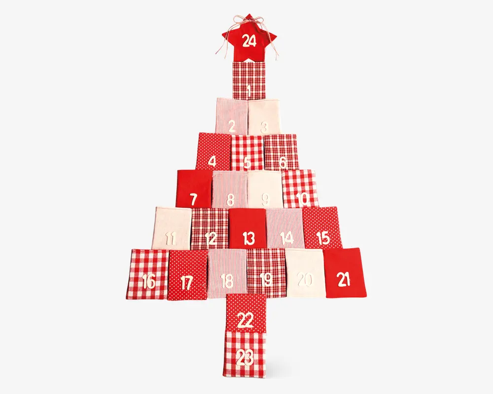 Et sæt af 24 små stofposer arrangeret som et juletræ, hvor hver pose har et forskelligt rødt, hvidt eller ternet mønster og er nummereret fra 1 til 24 med hvidt eller rødt tryk. Poserne lukkes foroven og kan fyldes med små gaver eller godter. Nummer 24-posen er placeret øverst som en stjernetop, og poserne er lavet af en blanding af ensfarvet, stribet og prikket stof.