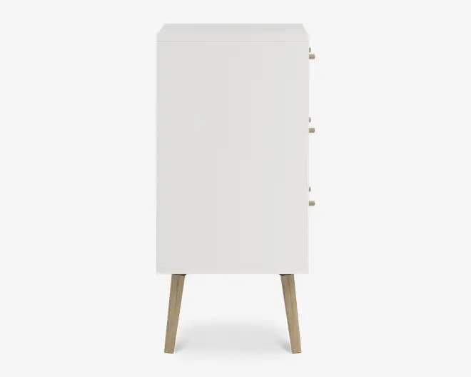 Rektangulært skab med glat hvid overflade, stående på fire skråtstillede ben af lyst træ. Sidevisningen viser tre små runde træknopper, hvilket indikerer flere rum eller skuffer. Designet er minimalistisk og moderne med rene linjer og uden synlig udsmykning.