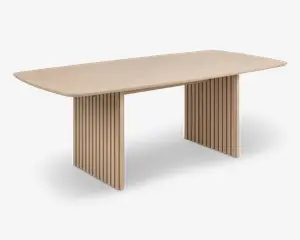 Rektangulært bord med lys træfinish, glat bordplade og blødt afrundede hjørner. Bordet har to brede, lodrette panelben, hver med jævnt fordelte lodrette lameller, der giver et moderne og struktureret udtryk.