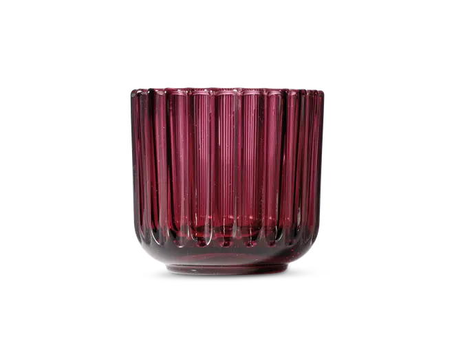 En dyb rød glasbeholder med cylindrisk form og lodret rillet tekstur. Glasset er tykt og har en blank finish, hvilket giver det et moderne og elegant udseende. Bunden er let afrundet, og kanten er glat, hvilket gør den egnet til at opbevare små genstande eller fungere som et dekorativt element.