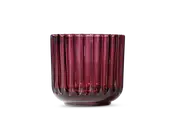 En dyb rød glasbeholder med cylindrisk form og lodret rillet tekstur. Glasset er tykt og har en blank finish, hvilket giver det et moderne og elegant udseende. Bunden er let afrundet, og kanten er glat, hvilket gør den egnet til at opbevare små genstande eller fungere som et dekorativt element.
