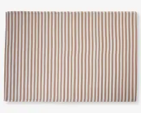 Rektangulært produkt med et mønster af jævnt fordelte lodrette striber i beige og hvid. Striberne har ensartet bredde og løber parallelt over hele overfladen, hvilket giver et rent og moderne udtryk. Materialet ser ud til at være vævet og har en diskret tekstur.