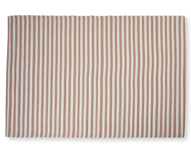 Rektangulært produkt med et mønster af jævnt fordelte lodrette striber i beige og hvid. Striberne har ensartet bredde og løber parallelt over hele overfladen, hvilket giver et rent og moderne udtryk. Materialet ser ud til at være vævet og har en diskret tekstur.