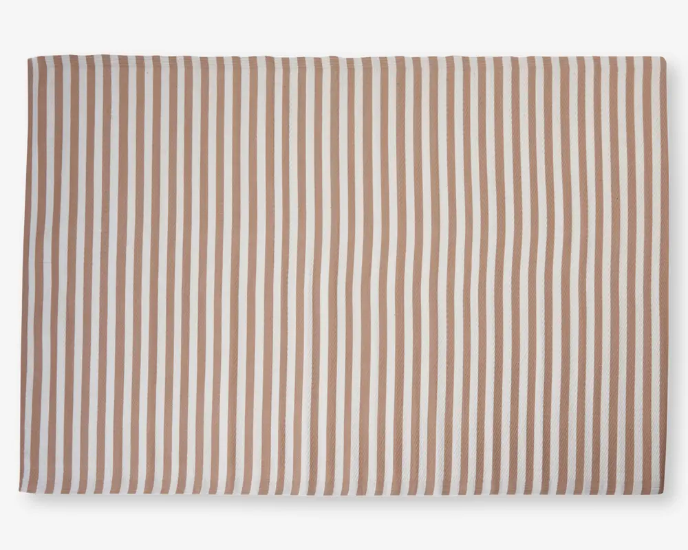 Rektangulært produkt med et mønster af jævnt fordelte lodrette striber i beige og hvid. Striberne har ensartet bredde og løber parallelt over hele overfladen, hvilket giver et rent og moderne udtryk. Materialet ser ud til at være vævet og har en diskret tekstur.