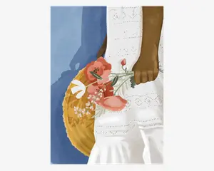 Et nærbillede af en person iført en hvid broderet kjole, der holder en rund stråtaske og en buket lyserøde og koralfarvede blomster. Personen har mellembrun hud, og baggrunden er lyseblå. Kjolen har fine broderede mønstre og en flæsekant forneden.
