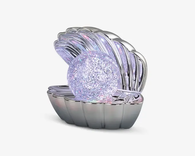 En dekorativ genstand formet som en åben muslingeskal med en blank, sølvfarvet overflade. Inde i skallen ligger en stor, rund kugle dækket af glitrende, iriserende farver, der ligner en perle. Designet er elegant og iøjnefaldende, velegnet til udstilling eller som en unik gave.