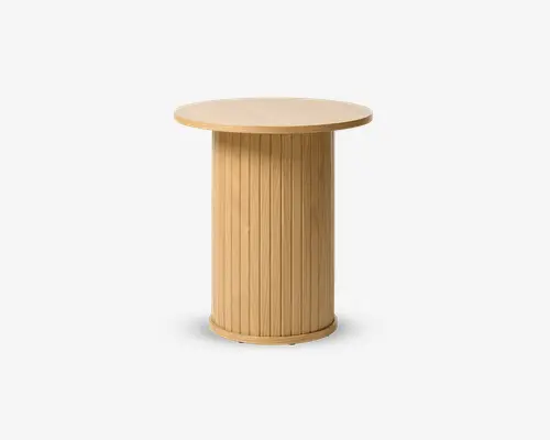 Rundt sidebord med en glat, flad bordplade og en cylindrisk base. Basen har lodrette riller, der giver et tekstureret, rillet udseende. Fremstillet af lyst træ, hvilket giver et naturligt og moderne udtryk.