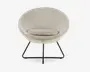 En moderne lænestol med rund, skålformet ryg og sæde betrukket med lysebeige stof. Stolen har en blød, aftagelig siddepude for ekstra komfort. Den står på en slank, sort metalramme med fire ben, der buer udad for stabilitet og et moderne udtryk.