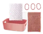 Sættet indeholder en rektangulær lyserød opbevaringskasse med håndtag på siderne, en blød lyserød chenille-måtte med tekstur, et hvidt håndklæde med lyserødt geometrisk trekantmønster samt tre lyserøde ovale plastikkroge. Alle dele er farvekoordinerede i lyserøde nuancer og designet til organisering og praktisk brug.