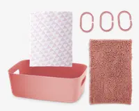 Sættet indeholder en rektangulær lyserød opbevaringskasse med håndtag på siderne, en blød lyserød chenille-måtte med tekstur, et hvidt håndklæde med lyserødt geometrisk trekantmønster samt tre lyserøde ovale plastikkroge. Alle dele er farvekoordinerede i lyserøde nuancer og designet til organisering og praktisk brug.
