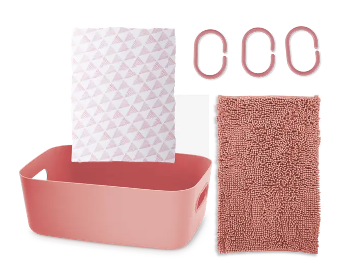 Sættet indeholder en rektangulær lyserød opbevaringskasse med håndtag på siderne, en blød lyserød chenille-måtte med tekstur, et hvidt håndklæde med lyserødt geometrisk trekantmønster samt tre lyserøde ovale plastikkroge. Alle dele er farvekoordinerede i lyserøde nuancer og designet til organisering og praktisk brug.