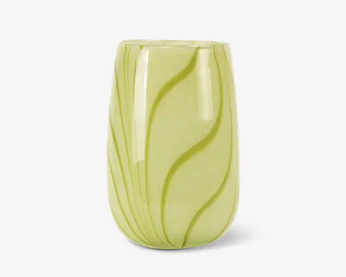 Et transparent, lysegrønt glas med en glat, afrundet form og let indsnævret kant. Overfladen har diskrete, bølgede linjer i en mørkere grøn farve, som skaber et elegant, organisk mønster. Glasset har en blank finish, hvilket giver det et moderne og stilfuldt udtryk.