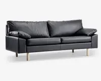 En moderne sort lædersofa med to store sædehynder og to bløde ryghynder. Sofaen har lige armlæn med ekstra polstrede armpuder for øget komfort. Den står på fire lyse træben, hvilket giver et moderne og let udtryk. Læderbetrækket har en glat, mat finish.