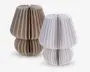 To dekorative genstande med plisseret, harmonika-lignende design, der minder om lampeskærme. Den ene er beige og den anden er hvid. Begge har en rundet bund og en bredere, udadbuet top, hvilket giver dem et skulpturelt og moderne udtryk. Materialet ligner kraftigt papir eller let pap, og genstandene kan stå frit.