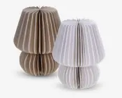 To dekorative genstande med plisseret, harmonika-lignende design, der minder om lampeskærme. Den ene er beige og den anden er hvid. Begge har en rundet bund og en bredere, udadbuet top, hvilket giver dem et skulpturelt og moderne udtryk. Materialet ligner kraftigt papir eller let pap, og genstandene kan stå frit.