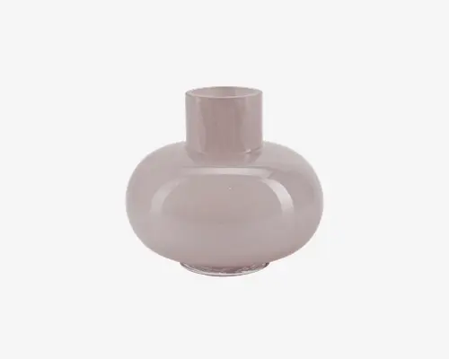Rund, blank vase med bred, kugleformet bund og kort, cylindrisk hals. Vasen er lavet af glas og har en blød, afdæmpet mauve farve med en glat, reflekterende overflade. Det moderne, minimalistiske design gør den velegnet til nutidig boligindretning.