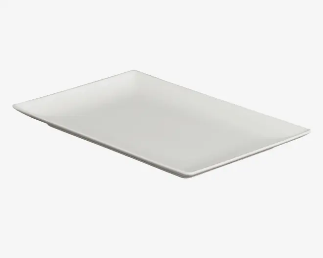 En rektangulær, hvid tallerken med let hævede kanter og en glat, blank overflade. Tallerkenen har et minimalistisk design med rene linjer og en flad bund, velegnet til servering af forretter, desserter eller hovedretter.