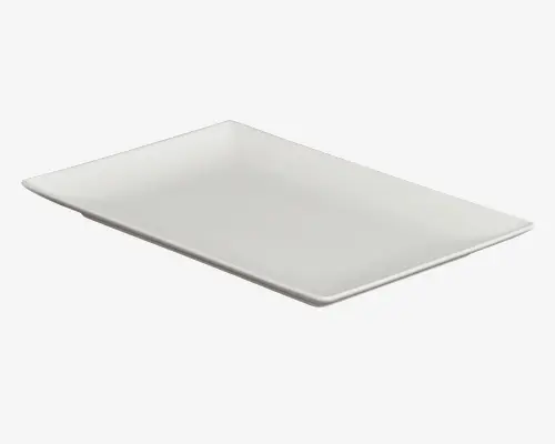 En rektangulær, hvid tallerken med let hævede kanter og en glat, blank overflade. Tallerkenen har et minimalistisk design med rene linjer og en flad bund, velegnet til servering af forretter, desserter eller hovedretter.