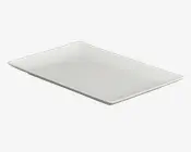 En rektangulær, hvid tallerken med let hævede kanter og en glat, blank overflade. Tallerkenen har et minimalistisk design med rene linjer og en flad bund, velegnet til servering af forretter, desserter eller hovedretter.