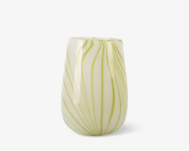 Ovalformet glasvase med blank overflade, hvid bundfarve og fine, lodrette lysegrønne striber, der buer organisk fra bunden mod toppen. Kanten er let afrundet, og designet fremstår moderne og elegant.