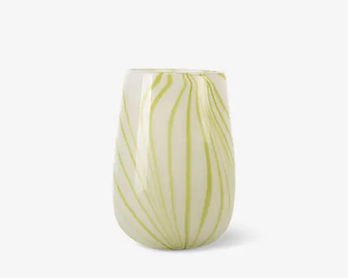 Ovalformet glasvase med blank overflade, hvid bundfarve og fine, lodrette lysegrønne striber, der buer organisk fra bunden mod toppen. Kanten er let afrundet, og designet fremstår moderne og elegant.