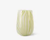 Ovalformet glasvase med blank overflade, hvid bundfarve og fine, lodrette lysegrønne striber, der buer organisk fra bunden mod toppen. Kanten er let afrundet, og designet fremstår moderne og elegant.