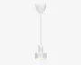 Et moderne pendellampe-armatur med et minimalistisk design, der har en cylindrisk hvid metalskærm ophængt i en slank, lige stang. Lampen har en mat finish og et rent, nutidigt udtryk, der passer til mange forskellige indretninger. Lyset er rettet nedad, hvilket gør lampen ideel til fokuseret belysning over borde eller køkkenøer.