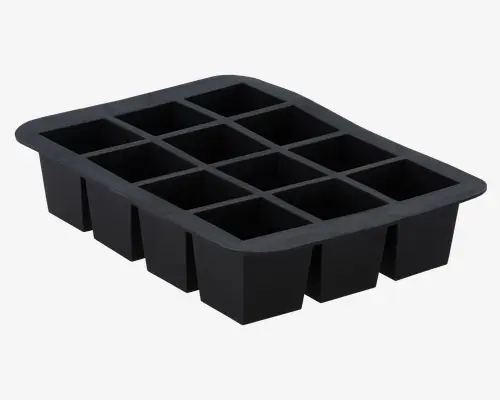 En sort silikonebakke med tolv dybe, firkantede rum arrangeret i et 3x4 gitter. Bakken har let afrundede kanter og tykke, solide vægge, der er designet til at lave store, ensartede terninger. Det fleksible silikone-materiale gør det nemt at tage indholdet ud.