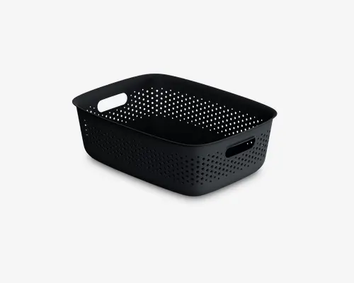 Rektangulær sort kurv med afrundede hjørner og perforeret design på siderne for ventilation. Kurven har to indbyggede håndtag på modsatte sider, hvilket gør den nem at bære. Fremstillet af robust plastik og velegnet til opbevaring eller organisering af forskellige genstande.