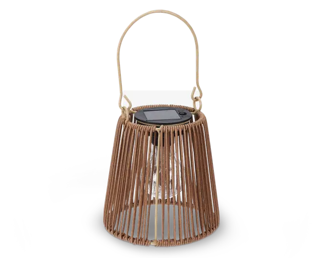 En lanterne med konisk form, fremstillet med en flettet ramme i rattan-stil og naturlig brun farve. Den har et solidt håndtag til nem transport eller ophængning, og en klar pære er synlig indeni. Lanternens top har et solpanel, hvilket viser, at den er solcelledrevet og egnet til udendørs brug.