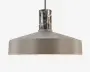 En moderne pendellampe med en bred, mat taupefarvet metalskærm med glat overflade. Øverst på lampen er der en cylindrisk detalje i mørk marmor med hvide årer, som giver et elegant og kontrastfuldt udtryk. Lampen hænger i en sort ledning, og det samlede design er minimalistisk og nutidigt.