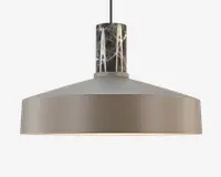 En moderne pendellampe med en bred, mat taupefarvet metalskærm med glat overflade. Øverst på lampen er der en cylindrisk detalje i mørk marmor med hvide årer, som giver et elegant og kontrastfuldt udtryk. Lampen hænger i en sort ledning, og det samlede design er minimalistisk og nutidigt.