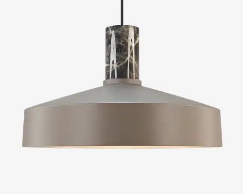 En moderne pendellampe med en bred, mat taupefarvet metalskærm med glat overflade. Øverst på lampen er der en cylindrisk detalje i mørk marmor med hvide årer, som giver et elegant og kontrastfuldt udtryk. Lampen hænger i en sort ledning, og det samlede design er minimalistisk og nutidigt.