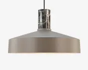 En moderne pendellampe med en bred, mat taupefarvet metalskærm med glat overflade. Øverst på lampen er der en cylindrisk detalje i mørk marmor med hvide årer, som giver et elegant og kontrastfuldt udtryk. Lampen hænger i en sort ledning, og det samlede design er minimalistisk og nutidigt.