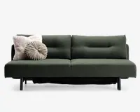 En moderne sofa med mørkegrønt betræk og minimalistisk design, med rene linjer og sorte metalben. Sæde- og ryghynderne har diskrete knapdetaljer, der giver ekstra struktur. To pyntepuder ligger i venstre side: en firkantet, cremefarvet og fluffy pude samt en rund, plisseret pude i en lys taupe farve.