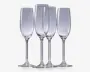 Sæt med fire klare glasfløjter med høje, slanke skåle og lange stilke. Hver glas har diskrete lodrette riller langs skålen, hvilket giver et elegant og tekstureret udtryk. Fodene er brede og flade for stabilitet.