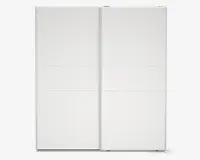 Stor, moderne garderobe med to skydedøre, udført i mat hvid finish. Dørene er opdelt i tre vandrette paneler hver, hvilket giver et diskret geometrisk design. Garderoben har et minimalistisk udseende med rene linjer og ingen synlige greb, velegnet til moderne indretning.