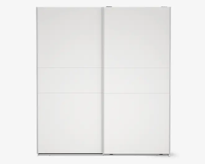 Stor, moderne garderobe med to skydedøre, udført i mat hvid finish. Dørene er opdelt i tre vandrette paneler hver, hvilket giver et diskret geometrisk design. Garderoben har et minimalistisk udseende med rene linjer og ingen synlige greb, velegnet til moderne indretning.