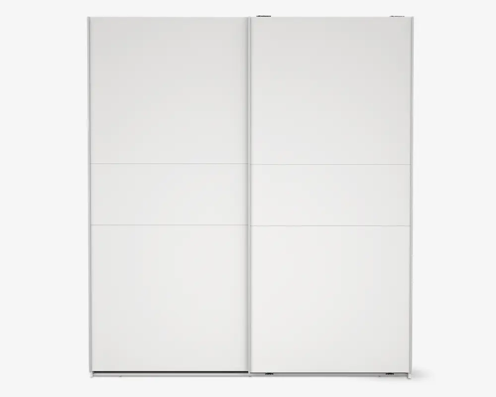 Stor, moderne garderobe med to skydedøre, udført i mat hvid finish. Dørene er opdelt i tre vandrette paneler hver, hvilket giver et diskret geometrisk design. Garderoben har et minimalistisk udseende med rene linjer og ingen synlige greb, velegnet til moderne indretning.