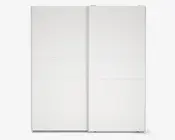 Stor, moderne garderobe med to skydedøre, udført i mat hvid finish. Dørene er opdelt i tre vandrette paneler hver, hvilket giver et diskret geometrisk design. Garderoben har et minimalistisk udseende med rene linjer og ingen synlige greb, velegnet til moderne indretning.