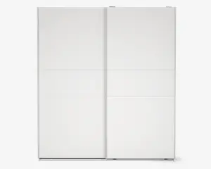 Stor, moderne garderobe med to skydedøre, udført i mat hvid finish. Dørene er opdelt i tre vandrette paneler hver, hvilket giver et diskret geometrisk design. Garderoben har et minimalistisk udseende med rene linjer og ingen synlige greb, velegnet til moderne indretning.