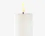 En cylindrisk, hvid søjle med en glat overflade og flad top. Toppen har en sort væge med en realistisk udseende, let buet flamme, der udsender et blødt gult skær. Udseendet er enkelt og minimalistisk, velegnet til forskellige dekorative formål.