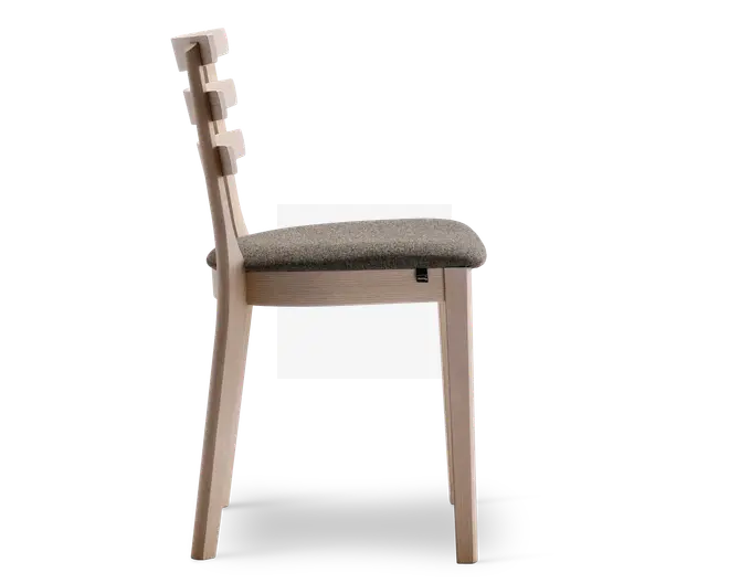 Sidebillede af en stol med let træramme og ben. Sædet er polstret med et gråt, tekstureret stof, der giver en blød siddeoplevelse. Ryglænet har et unikt, trappetrinslignende design med tre vandrette trælameller, som giver både støtte og et moderne udtryk. Designet er minimalistisk og nutidigt.