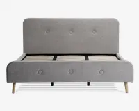 Moderne sengegavl med lysegråt polstret stof, der har en høj, afrundet hovedgavl og matchende fodgavl, begge med knapdetaljer. Rammen har trælameller til madrasstøtte og står på skråtstillede lyse træben for et moderne udtryk.