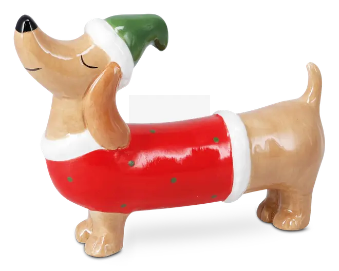 En festlig keramisk figur formet som en gravhund med blank overflade. Hunden har en rød sweater med små grønne prikker og hvid kant samt en grøn nissehue med hvid kant. Figuren har et glad udtryk med lukkede øjne og næsen løftet, hvilket giver den et muntert og finurligt udseende.