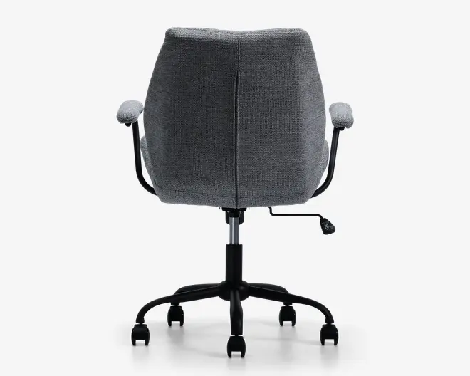 En moderne kontorstol med høj, buet ryglæn betrukket med gråt stof. Stolen har polstrede armlæn, en sort metalbase med fem hjul for nem bevægelse og en højdejusteringsmekanisme. Bagsiden af stolen har en central syning som ekstra detalje.