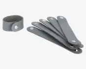 Sæt med fem grå kabelholdere i kunstlæder med sølvfarvede trykknapper. Hver rem er rektangulær med afrundede ender og en enkelt trykknap, så den kan vikles rundt om kabler eller ledninger for at holde dem organiseret. Materialet har en glat overflade udvendigt og en blød, filt-lignende inderside.
