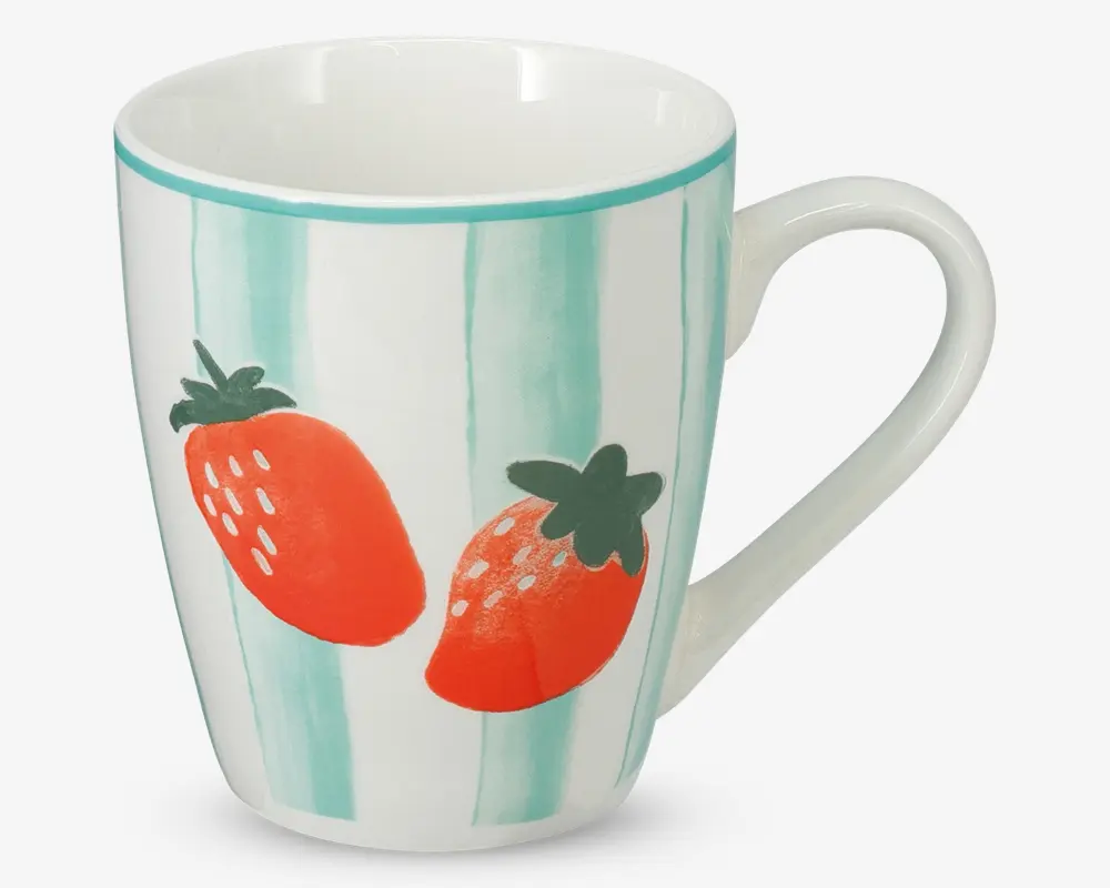 Hvid keramikkop med et legende design, der viser to store røde jordbær med grønne blade på forsiden. Baggrunden har lodrette mintgrønne striber og en matchende mintgrøn kant langs toppen. Håndtaget er buet, og koppen er let tilspidset mod bunden.